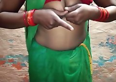인도인 스텝엄마가 장남을 유혹하여 saree에서 섹스를 하고 있다. 홈메이드 사진 섹스