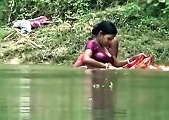 Бхабхи принимает ванну в Ганге