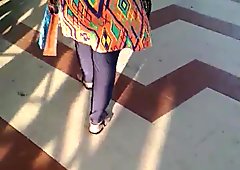 Велика индијска тетка дупе хода