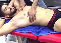 Het sexig indisk manlig modell bröstvårtan dyrkan
