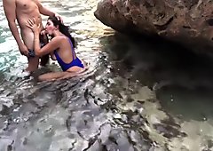 Het fru med stora pattar blir knullad och orgasmer på en offentlig strand