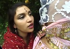 Прави врући индијски лезбијски секс сцена са ритом и ханом