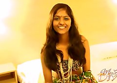 Solo-Masturbationsszene von indischer Teenie-Freundin mit rasierter Muschi