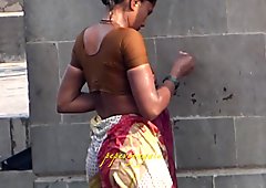 Indyjskie hinduskie kobiety kąpią się w ghatach